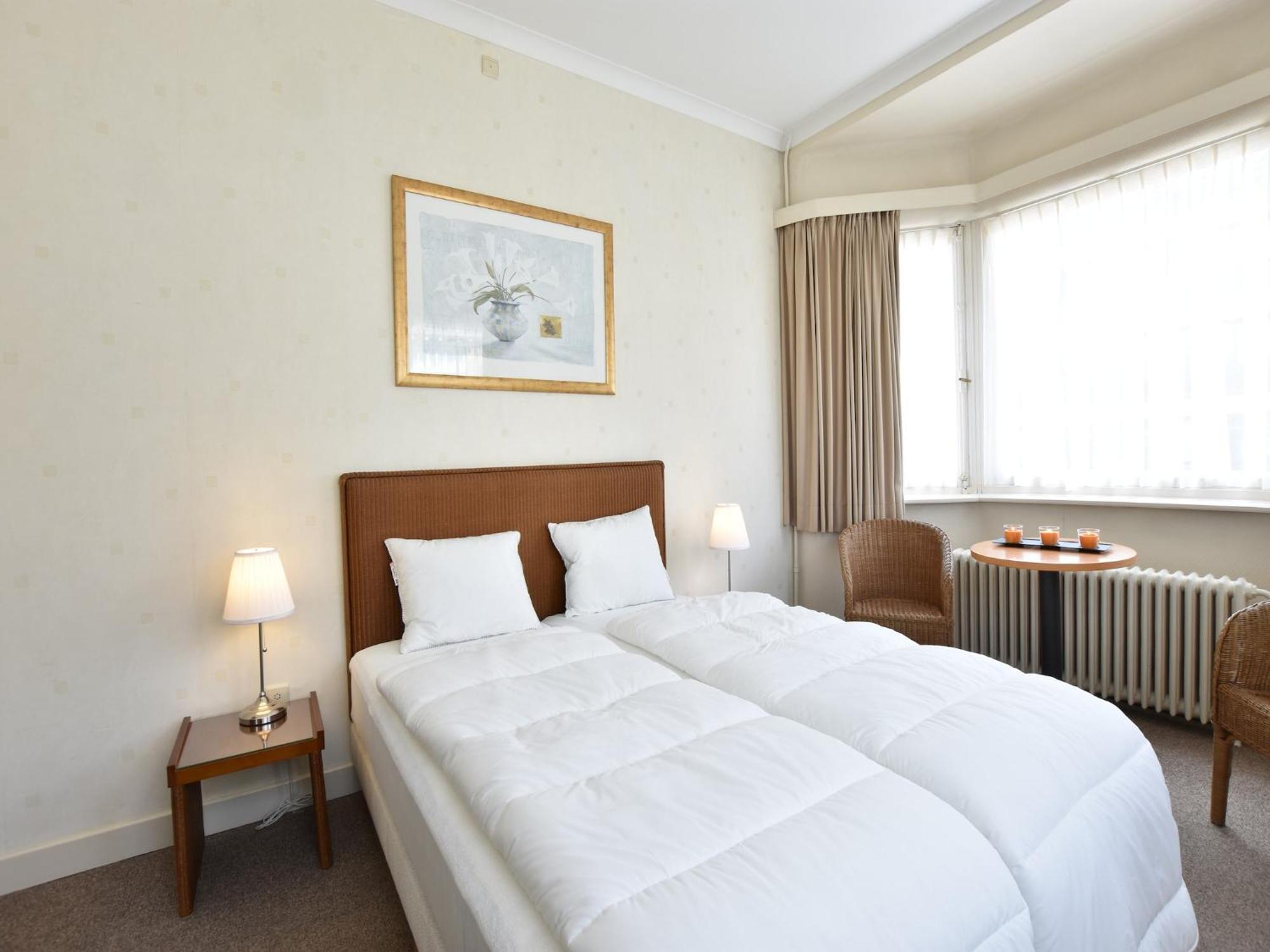 Former Hotel In The Centre And At 50 Metres From The Beach In Panne De Panne Exterior foto
